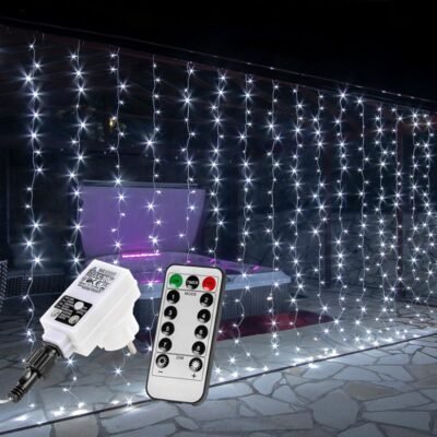 LED-es fényfüggöny, hideg fehér 6x3m (600 LED) – távirányítóval LED FÉNYFÜGGÖNY A fényfüggöny kül- és beltéren egyaránt használható 200 energiatakarékos LED izzóból áll, közvetlen 230 V-os csatlakozóval. Lenyűgöző hangulatot teremt a teraszra, a kertbe vagy a ház falára helyezve. VILÁGÍTÁSI MÓDOK 8 világító mód: pl. fel-felvillanó, villogó, halványodó, hullámzó és folyamatos. Vezérlése egyszerű, gomb megnyomásával/tekerésével változtathatók a funkciók.