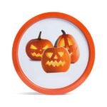 Öltöztesse otthonát halloween-i hangulatba! Nem maradhat ki a sorból az étkezőasztal sem. Kínálja például süteményeit erről a halloween-i, tök mintás fém tálcáról vagy használja vacsorázáskor.