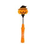 Hordozható Halloween lámpa rugós fejrésszel! A rugónak köszönhetően a töklámpás ide-oda mozgatható, de mindig visszaáll eredeti helyzetére. A töklámpásban lévő színváltó RGB LED kiválóan megvilágítja a lámpatestet, ezáltal teremtve halloween-i hangulatot.