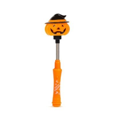 Hordozható Halloween lámpa rugós fejrésszel! A rugónak köszönhetően a töklámpás ide-oda mozgatható, de mindig visszaáll eredeti helyzetére. A töklámpásban lévő színváltó RGB LED kiválóan megvilágítja a lámpatestet, ezáltal teremtve halloween-i hangulatot.