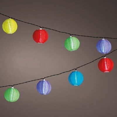 Napelemes lampionfüzér színes (10 színes lampion, 10 hideg fehér LED) Nincs szükség elektromos hálózatra, a termékek akkumulátora a napsugarak energiáját felhasználva töltődik fel, a napelemes füzér szürkületkor automatikusan bekapcsolódva több órán keresztül világít. A szolár lámpa gyorsan és egyszerűen elhelyezhető. A LED szolár füzér energiatakarékos, dekoratív kiegészítő lehet terasz vagy kerítés mellett. A termék por és vízálló, IP44 védettséggel rendelkezik, kültéren bárhol elhelyezhető.