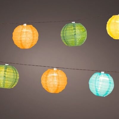 Napelemes lampionfüzér színes XL (10 színes lampion, 10 meleg fehér LED) Nincs szükség elektromos hálózatra, a termékek akkumulátora a napsugarak energiáját felhasználva töltődik fel, a napelemes füzér szürkületkor automatikusan bekapcsolódva több órán keresztül világít. A szolár lámpa gyorsan és egyszerűen elhelyezhető. A LED szolár füzér energiatakarékos, dekoratív kiegészítő lehet terasz vagy kerítés mellett. A termék por és vízálló, IP44 védettséggel rendelkezik, kültéren bárhol elhelyezhető. KÜLTÉRI FÉNYFÜZÉR ISMERTETŐ Mi az a LED füzér? Míg korábban szinte csak soros, izzólámpás termékek léteztek, manapság szinte minden fényfüzér LED technológiával működik. A LED-ek kevesebb energiát fogyasztanak, és nem melegszenek fel. Vannak beltéri és kültéren is használható modellek. Ez utóbbinak legalább IP44-es védettségűnek kell lennie. Kültéri használatra az IP44 mindig elegendő, ha a vezérlő védelme megoldott. Karácsonyi dekoráció, ünnepi alkalmak, kerti összejövetelek hangulatos kiegészítője. Tudj meg többet az IP védelmi fokozatokról Soros vagy párhuzamos csatlakozás? A táplálás a modern kültéri fényfüzér, fényháló típusoknál párhuzamos áramkörön keresztül történik, azaz egy izzó meghibásodása nem befolyásolja a fénysor többi izzójának működését. A szükséges feszültséghez a LED technológia vagy a klasszikus 230 voltos hálózati feszültséget, vagy 24 - 36 voltos alacsony feszültséget használja. A 230V-os LED izzósorok beépített tápegységgel rendelkeznek a hálózati feszültség extra alacsony feszültséggé alakításához, így használata során nem kell áramütéstől tartani. 3000 LED sorolható fényfüzér kültéri Elemes vagy hálózatos működés? A LED-ek tápellátása vagy a konnektorban lévő hálózatról, vagy akkumulátorról működik. Mindkét formának vannak előnyei. Hálózati üzemmódban lévő LED-es fénylánc esetén nem kell elemcserére vagy az újratölthető akkumulátorok töltésére gondolni. Az elemmel működő tündérfények használata rugalmasabb. Az elemes működésnek köszönhetően bárhová telepíthető. A világítás időtartama azonban erősen függ az akkumulátorok méretétől és aktuális töltöttségi állapotától. Aki jobban szereti az akkumulátoros működést, de nem akarja folyamatosan ellenőrizni az akkumulátorok töltöttségi szintjét, az gondolhat a napelemes fénysorokra . Az akkumulátoron kívül ezek a LED-es tündérlámpák napelemes modullal is rendelkeznek, amelyek a napfényt használják az akkumulátoros működéshez. Hogyan működik a kültéri fényfüzér időzítővel? Sok izzósor rendelkezik időzítő funkcióval . Az időzítőnek köszönhetően a LED-lámpákat nem kell manuálisan be- és kikapcsolni. A füzérbe digitális óra van beépítve, mellyel az időzítő működik . A LED chip és az áramforrás között helyezkedik el, ahol egyfajta ajtónállóként működik. Ha eléri a beállított bekapcsolási időt, az áramellátás elindul, ha véget ér, akkor blokkol. A több világító funkcióval rendelkező izzósorok általában rendelkeznek időzítővel. Ha nincs beépített időzítő a termékben, használhatsz analóg vagy digitális kapcsolóórát. Használhatok szabadban LED-es fényeket? Amennyiben a fénysorokat a gyártó kültéri használatra jelöli (IP44-es vagy IP65-ös védelmi osztályúak), akkor a termékek kültéren is használhatók. Hosszabbító csatlakoztatása esetén esetén használj kültéri védőborítást. Mennyit fogyaszt egy LED-es fényfüzér? A LED-ek számától függ, hogy pontosan mennyit fogyaszt egy hálózatról vagy elemről működtetett ledes kültéri fényfüzér. Egy 200 LED- ből álló, izzónként 0,064 watt teljesítményű LED fényfüzér kb. 13 wattot fogyaszt óránként. Ha a füzér a három téli hónapban körülbelül napi hat órán át világít (540 óra), az 7 kWh-t jelentene. Áramszolgáltatótól függően ez alapján számíthatod ki az árat. Számold ki pontosan, mennyi a fogyasztása az izzósornak! ENERGIAFOGYASZTÁS KALKULÁTOR KÜLTÉRI FÉNYFÜZÉR 202222 Milyen hosszú legyen az izzósor? Alapvetően egy méternél rövidebb tápvezeték elegendő a legtöbb beltéri dekorációs ötlet megvalósításához. Kültéren ez nagyban függ a felhasználási helytől. Ha a feldíszített karácsonyfa messze van a háztól és így a legközelebbi konnektortól, akkor legalább 10 méter kábelre lehet szükség. A kültéri füzérek 5 m tápkábellel rendelkeznek, ezt ki lehet egészíteni hosszabbítóval. A csatlakoztatáshoz védőborításra is szükség lehet. Ha sorolható fényekre van szükséged, LED's connect termékcsaládunkkal ez is megoldható, akár 3000 LED izzó is egy hálózatra csatlakoztatható!