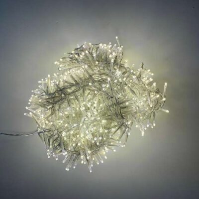 A LED karácsonyi fényfüzér fényfüggöny kül- és beltéren egyaránt használható közvetlen 230 V-os csatlakozóval. Lenyűgöző hangulatot teremt a teraszra, a kertbe vagy a ház falára helyezve.