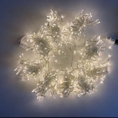A LED fényfüzér fényfüggöny kül- és beltéren egyaránt használható közvetlen 230 V-os csatlakozóval. Lenyűgöző hangulatot teremt a teraszra, a kertbe vagy a ház falára helyezve.
