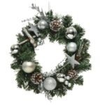 Karácsonyi koszorú ezüst díszekkel 30 cm Miért ne adnál hozzá egy gyönyörű, igazi tapintású örökzöld ajtódíszt karácsonyi dekorációidhoz ebben az évben?