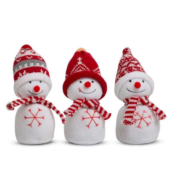 A hóember figura kiváló kiegészítője lehet bármilyen karácsonyi dekorációnak. A textilből készült hóemberek aranyosak, színesek és nagy sapkával, sállal rendelkeznek, ami tovább növeli a hóemberek báját. Dekorálja otthonát, irodáját, ügyfélterét ezzel a kedves, textilből készült figurával. Három féle hóember található meg kínálatunkban, így mindenki megtalálja a dekorációjához szükséges színvilágot, formát.