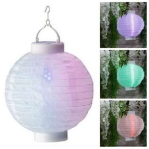 Napelemes lampion (20 cm), színváltó Nincs szükség elektromos hálózatra, a termékek akkumulátora a napsugarak energiáját felhasználva töltődnek fel, a napelemes lampion szürkületkor automatikusan bekapcsolódva több órán keresztül világít. A szolár lámpa gyorsan és egyszerűen elhelyezhető. A LED szolár lampion energiatakarékos, dekoratív kiegészítő lehet terasz vagy filagóra hangulatvilágítására. A termék por és vízálló, IP44 védettséggel rendelkezik, kültéren bárhol elhelyezhető.