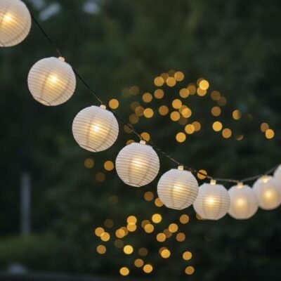 A fehér lampionfüzér kültéri, beltéri világításhoz, kerti dekorációhoz vagy erkélyvilágításhoz ideális kiegészítő kellék. IP44 védelem, 220V, hálózatról üzemeltethető lampionfüzér