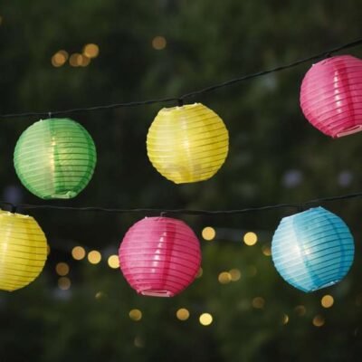 A színes lampionfüzér kültéri , beltéri igényes kiegészítő, ideális kellék terasz világításhoz, kerti dekorációhoz vagy erkélyvilágításhoz. Kültéri, beltéri használatra (IP 44 védelem).