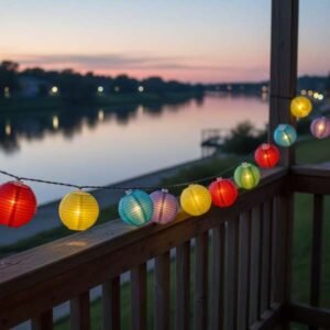 Napelemes lampionfüzér színes (10 színes lampion, 10 hideg fehér LED) Nincs szükség elektromos hálózatra, a termékek akkumulátora a napsugarak energiáját felhasználva töltődik fel, a napelemes füzér szürkületkor automatikusan bekapcsolódva több órán keresztül világít. A szolár lámpa gyorsan és egyszerűen elhelyezhető. A LED szolár füzér energiatakarékos, dekoratív kiegészítő lehet terasz vagy kerítés mellett. A termék por és vízálló, IP44 védettséggel rendelkezik, kültéren bárhol elhelyezhető.