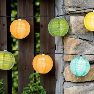 Napelemes lampionfüzér színes XL (10 színes lampion, 10 meleg fehér LED) Nincs szükség elektromos hálózatra, a termékek akkumulátora a napsugarak energiáját felhasználva töltődik fel, a napelemes füzér szürkületkor automatikusan bekapcsolódva több órán keresztül világít. A szolár lámpa gyorsan és egyszerűen elhelyezhető. A LED szolár füzér energiatakarékos, dekoratív kiegészítő lehet terasz vagy kerítés mellett. A termék por és vízálló, IP44 védettséggel rendelkezik, kültéren bárhol elhelyezhető. KÜLTÉRI FÉNYFÜZÉR ISMERTETŐ Mi az a LED füzér? Míg korábban szinte csak soros, izzólámpás termékek léteztek, manapság szinte minden fényfüzér LED technológiával működik. A LED-ek kevesebb energiát fogyasztanak, és nem melegszenek fel. Vannak beltéri és kültéren is használható modellek. Ez utóbbinak legalább IP44-es védettségűnek kell lennie. Kültéri használatra az IP44 mindig elegendő, ha a vezérlő védelme megoldott. Karácsonyi dekoráció, ünnepi alkalmak, kerti összejövetelek hangulatos kiegészítője. Tudj meg többet az IP védelmi fokozatokról Soros vagy párhuzamos csatlakozás? A táplálás a modern kültéri fényfüzér, fényháló típusoknál párhuzamos áramkörön keresztül történik, azaz egy izzó meghibásodása nem befolyásolja a fénysor többi izzójának működését. A szükséges feszültséghez a LED technológia vagy a klasszikus 230 voltos hálózati feszültséget, vagy 24 - 36 voltos alacsony feszültséget használja. A 230V-os LED izzósorok beépített tápegységgel rendelkeznek a hálózati feszültség extra alacsony feszültséggé alakításához, így használata során nem kell áramütéstől tartani. 3000 LED sorolható fényfüzér kültéri Elemes vagy hálózatos működés? A LED-ek tápellátása vagy a konnektorban lévő hálózatról, vagy akkumulátorról működik. Mindkét formának vannak előnyei. Hálózati üzemmódban lévő LED-es fénylánc esetén nem kell elemcserére vagy az újratölthető akkumulátorok töltésére gondolni. Az elemmel működő tündérfények használata rugalmasabb. Az elemes működésnek köszönhetően bárhová telepíthető. A világítás időtartama azonban erősen függ az akkumulátorok méretétől és aktuális töltöttségi állapotától. Aki jobban szereti az akkumulátoros működést, de nem akarja folyamatosan ellenőrizni az akkumulátorok töltöttségi szintjét, az gondolhat a napelemes fénysorokra . Az akkumulátoron kívül ezek a LED-es tündérlámpák napelemes modullal is rendelkeznek, amelyek a napfényt használják az akkumulátoros működéshez. Hogyan működik a kültéri fényfüzér időzítővel? Sok izzósor rendelkezik időzítő funkcióval . Az időzítőnek köszönhetően a LED-lámpákat nem kell manuálisan be- és kikapcsolni. A füzérbe digitális óra van beépítve, mellyel az időzítő működik . A LED chip és az áramforrás között helyezkedik el, ahol egyfajta ajtónállóként működik. Ha eléri a beállított bekapcsolási időt, az áramellátás elindul, ha véget ér, akkor blokkol. A több világító funkcióval rendelkező izzósorok általában rendelkeznek időzítővel. Ha nincs beépített időzítő a termékben, használhatsz analóg vagy digitális kapcsolóórát. Használhatok szabadban LED-es fényeket? Amennyiben a fénysorokat a gyártó kültéri használatra jelöli (IP44-es vagy IP65-ös védelmi osztályúak), akkor a termékek kültéren is használhatók. Hosszabbító csatlakoztatása esetén esetén használj kültéri védőborítást. Mennyit fogyaszt egy LED-es fényfüzér? A LED-ek számától függ, hogy pontosan mennyit fogyaszt egy hálózatról vagy elemről működtetett ledes kültéri fényfüzér. Egy 200 LED- ből álló, izzónként 0,064 watt teljesítményű LED fényfüzér kb. 13 wattot fogyaszt óránként. Ha a füzér a három téli hónapban körülbelül napi hat órán át világít (540 óra), az 7 kWh-t jelentene. Áramszolgáltatótól függően ez alapján számíthatod ki az árat. Számold ki pontosan, mennyi a fogyasztása az izzósornak! ENERGIAFOGYASZTÁS KALKULÁTOR KÜLTÉRI FÉNYFÜZÉR 202222 Milyen hosszú legyen az izzósor? Alapvetően egy méternél rövidebb tápvezeték elegendő a legtöbb beltéri dekorációs ötlet megvalósításához. Kültéren ez nagyban függ a felhasználási helytől. Ha a feldíszített karácsonyfa messze van a háztól és így a legközelebbi konnektortól, akkor legalább 10 méter kábelre lehet szükség. A kültéri füzérek 5 m tápkábellel rendelkeznek, ezt ki lehet egészíteni hosszabbítóval. A csatlakoztatáshoz védőborításra is szükség lehet. Ha sorolható fényekre van szükséged, LED's connect termékcsaládunkkal ez is megoldható, akár 3000 LED izzó is egy hálózatra csatlakoztatható!